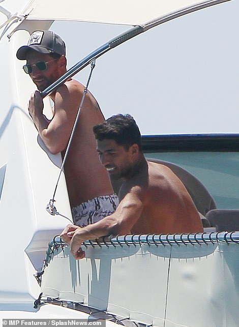 messi cung vo nong bong di nghi mat voi nha suarez fabregas