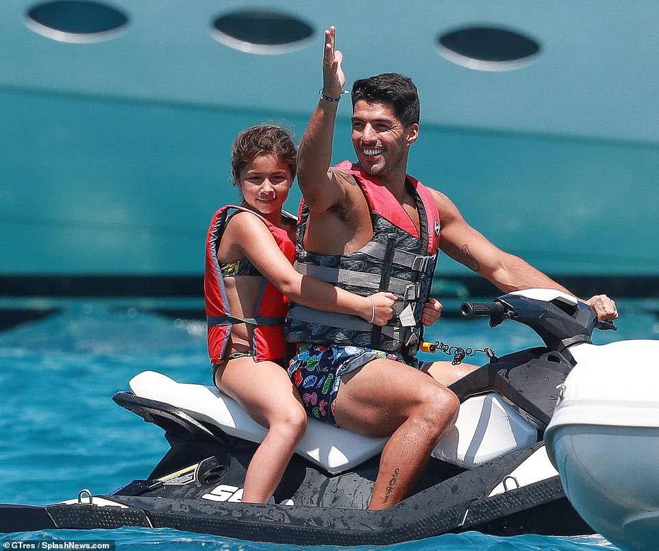 messi cung vo nong bong di nghi mat voi nha suarez fabregas