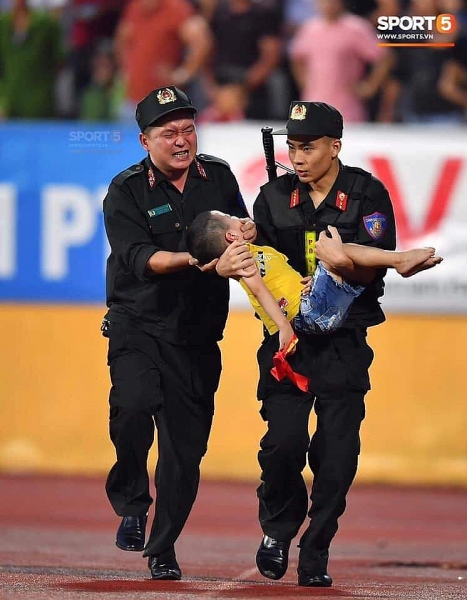 chien sy canh sat co dong can rang cuu fan nhi khoi nuot luoi