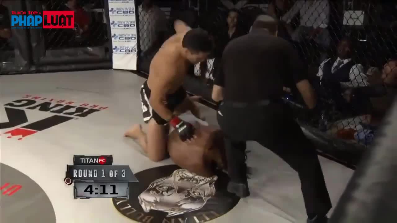 Võ sĩ MMA đập tay xin thua nhưng trọng tài vẫn "làm ngơ"