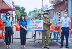 Thành đoàn Hải Dương tặng 65 suất quà cho người dân trong khu phong tỏa phường Tân Bình