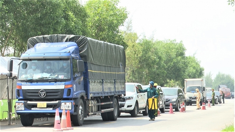 Lực lượng chức năng làm nhiệm vụ kiểm soát các phương tiện qua chốt.