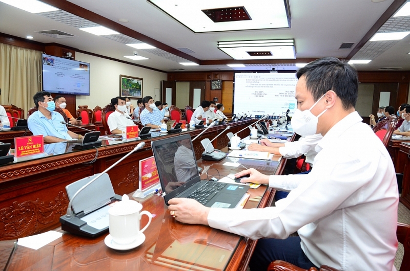 Đồng chí Chủ tịch UBND tỉnh Triệu Thế Hùng và ông Trương Gia Bình, Chủ tịch Tập đoàn FPT ký kết hợp tác trên nền tảng trực tuyến