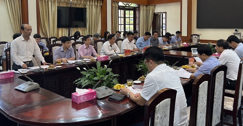 Đồng chí Trịnh Nam Hưng - Phó Chánh Văn phòng UBND tỉnh, Giám đốc Trung tâm phục vụ hành chính công tỉnh Hải Dương báo cáo tại buổi làm việc