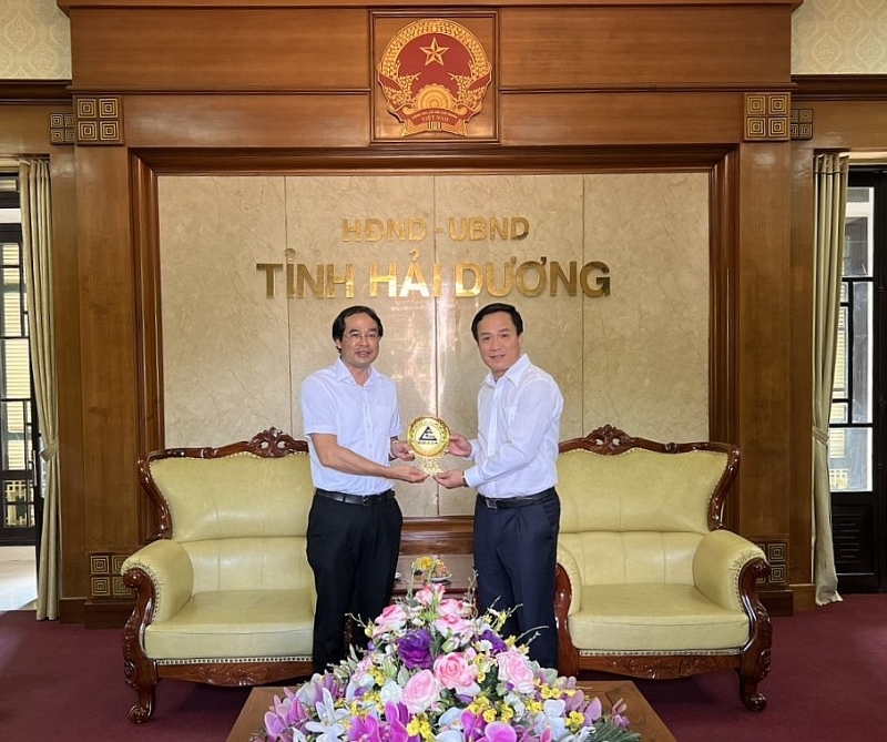 Đồng chí Chủ tịch UBND tỉnh Lào Cai Trịnh Xuân Trường trao quà lưu niệm cho đồng chí Chủ tịch UBND tỉnh Triệu Thế Hùng