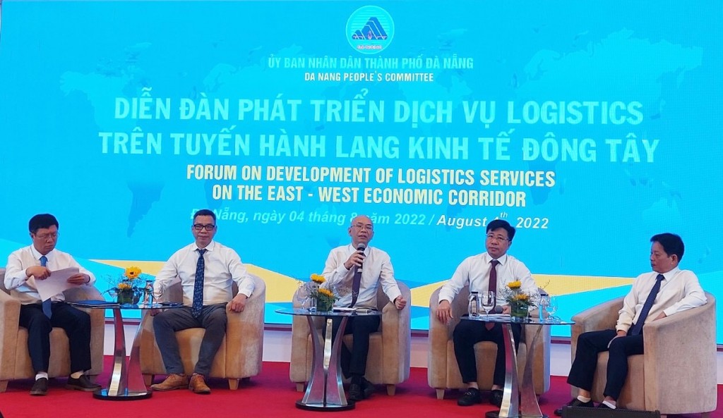 Đại diện Bộ Công Thương và Hiệp hội doanh nghiệp dịch vụ logistics Việt Nam, Trường ĐH Kinh tế Đà Nẵng thảo luận về các giải pháp phát triển logistics (Ảnh Út Vũ)