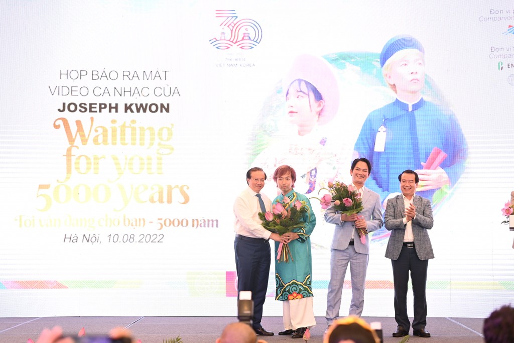 Thứ trưởng Bộ Văn hoá, Thể thao và Du lịch Tạ Quang Đông tặng hoa ca sĩ Joseph Kwon tại buổi ra mắt MV.