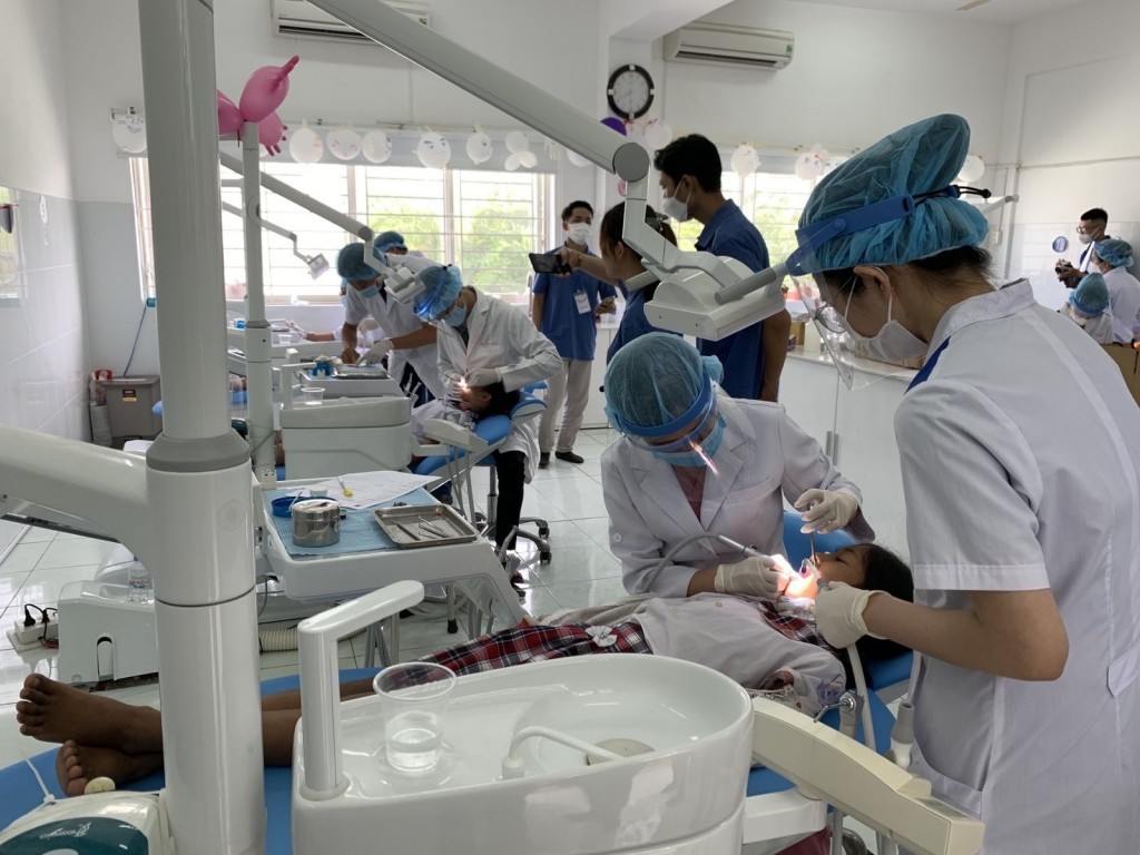 Nhóm thiện nguyện The Future Smiles do Benjamin Lý sáng lập mang nụ cười đến cho 1.000 trẻ em ở Trà Vinh