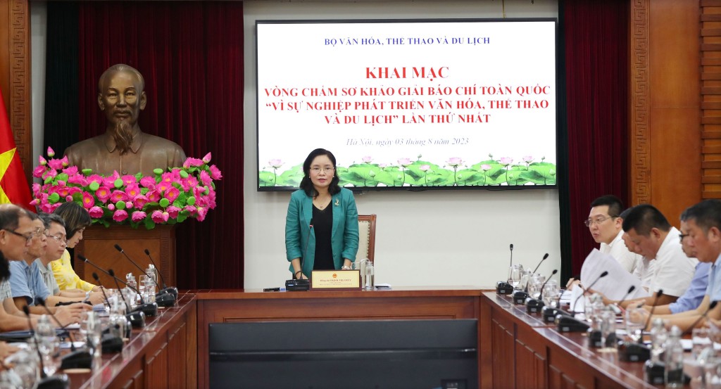 Thứ trưởng Bộ VHTTDL Trịnh Thị Thuỷ, Trưởng BTC phát biểu chỉ đạo công tác chấm giải