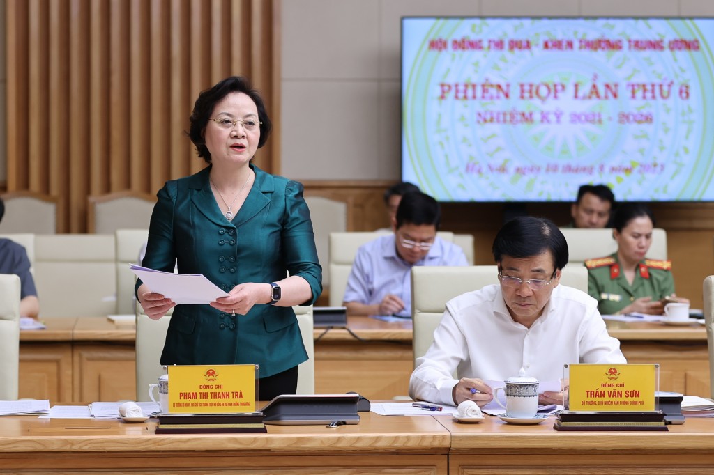Bộ trưởng Bộ Nội vụ Phạm Thị Thanh Trà báo cáo tại phiên họp - Ảnh: VGP/Nhật Bắc