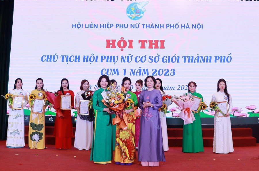 Ban tổ chức trao giải Nhất cho thí sinh Nguyễn Thị Yến, Chủ tịch Hội Liên hiệp phụ nữ phường Phúc Lợi (quận Long Biên)