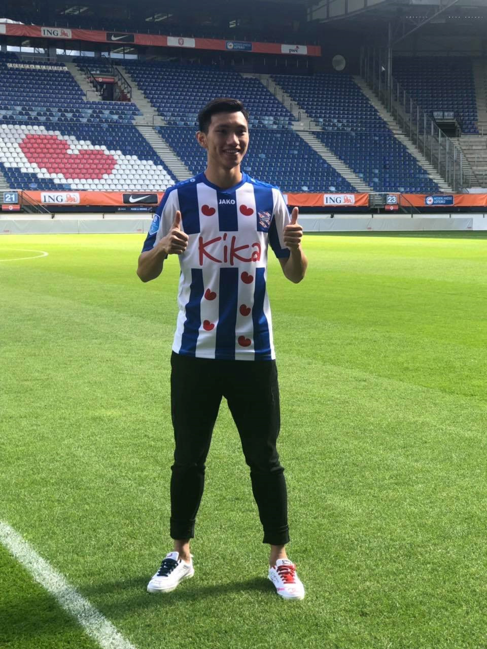 van hau chinh thuc tro thanh tan binh clb sc heerenveen voi so ao 15