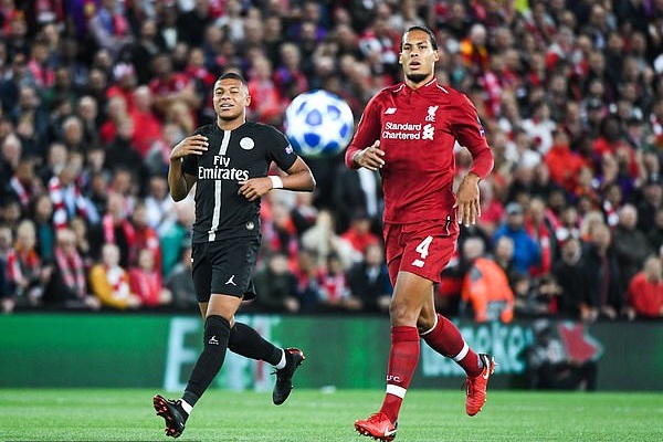 Van Dijk lại khiến Ronaldo và Messi "hít khói" tại châu Âu