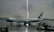 Trump đăng ảnh Không lực Một suýt bị sét đánh