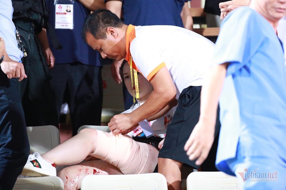 fan nu bi bong vi phao sang phai phau thuat 2 lan