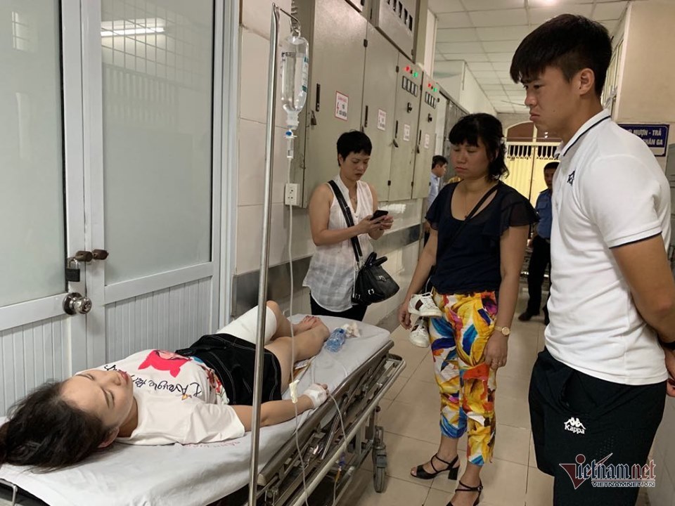 fan nu bi bong vi phao sang phai phau thuat 2 lan