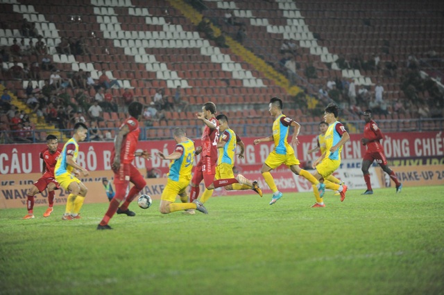 gianh 1 diem truoc clb hai phong clb khanh hoa chua thoat hiem