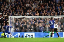 Đá hỏng Penalty, Chelsea thất bại tối thiểu trước Valencia