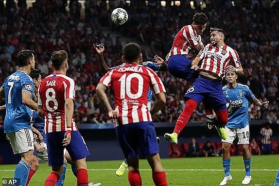 atletico 2 2 juventus danh roi chien thang phut 90