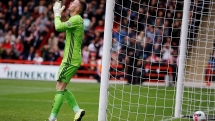 Thủ môn của Sheffield Utd mắc sai lầm "biếu không" chiến thắng cho Liverpool