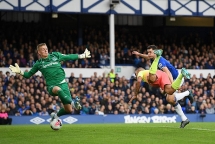 Everton 1-3 Man City: Siêu phẩm kèo trái, tiếp tục bám đuổi