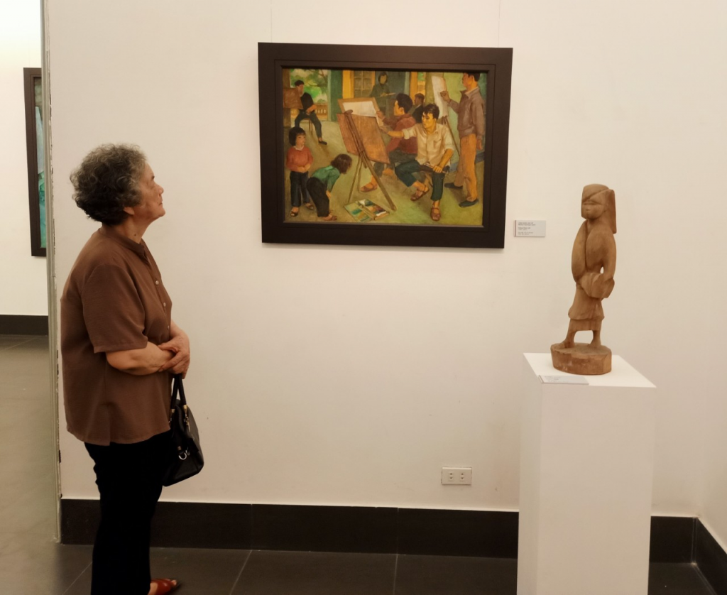 Bà Vũ Thị Cân bồi hồi xúc động bên bức tranh “Công nhân học vẽ” của chồng, họa sỹ Hoàng Công Luận (1930 - 2021)