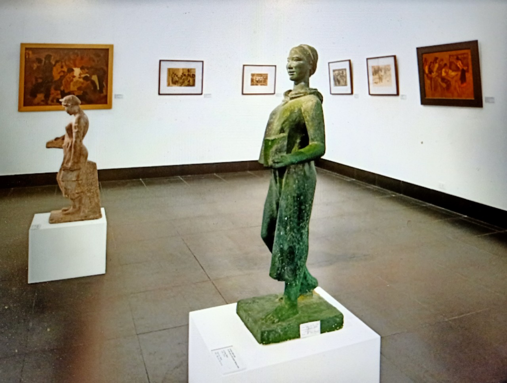 Đi học bình dân, tượng thạch cao của Lê Công Thành (1932 – 2019), cao 93cm.