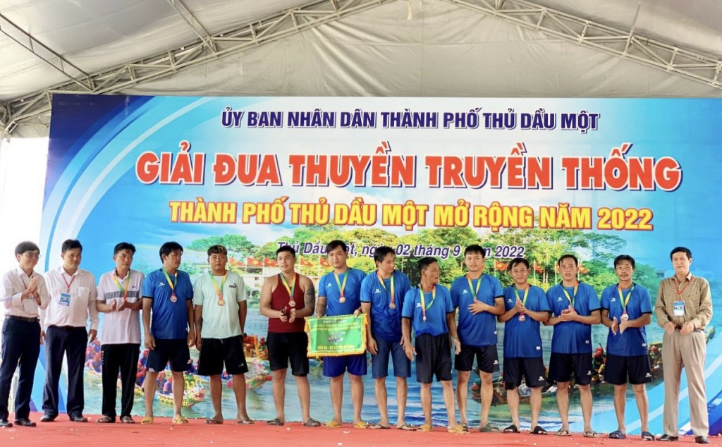 Sôi động Giải đua thuyền truyền thống tại TP Thủ Dầu Một