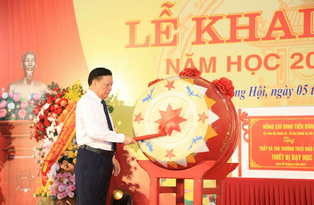 Bí thư Thành ủy Đinh Tiến Dũng đánh trống khai giảng năm học mới