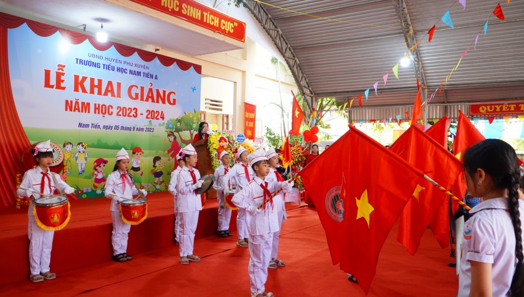 Phó Chủ tịch UBND TP Hà Nội Vũ Thu Hà chung vui ngày tựu trường với học sinh trường Tiểu học Nam Tiến A