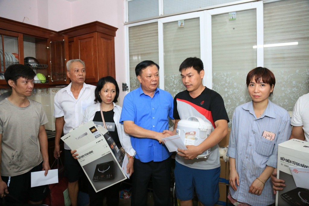 Bí thư Thành ủy Hà Nội thăm hỏi, động viên, trao hỗ trợ nạn nhân vụ cháy chung cư mini