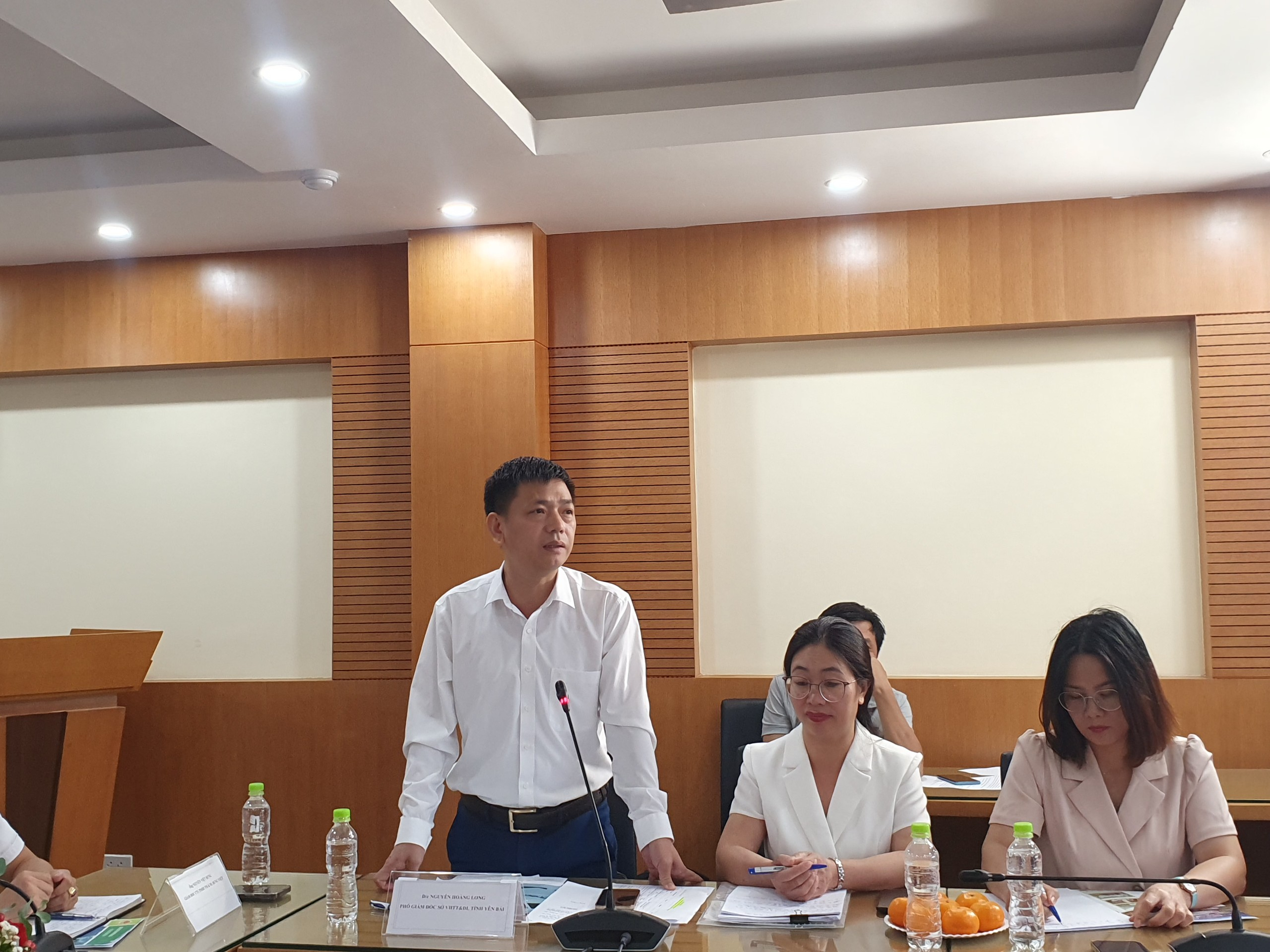 Đồng chí Nguyễn Hoàng Long, Phó giám đốc Sở VHTT&DL tỉnh Yên Bái phát biểu tại buổi gặp mặt các cơ quan báo chí.