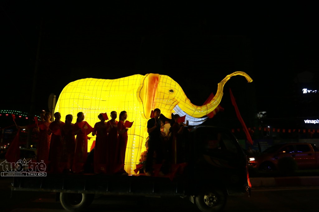 Festival Chí Linh - Hải Dương 2023: Rực rỡ sắc màu mô hình đèn Trung thu khổng lồ