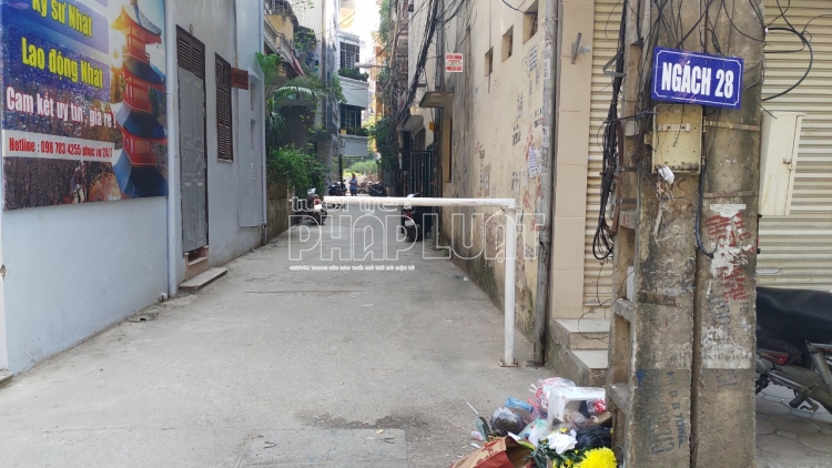 Người dân Hà Nội tự dựng barie 