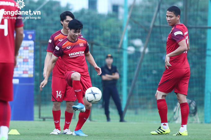 Công Phượng "chiếm sóng" trên sân tập trước trận gặp Malaysia