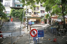 pho ca phe duong tau vang hoe nhieu cua hang dong cua sau lenh cam