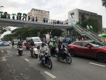 ha noi lap ghep them 4 cau vuot cho nguoi di bo