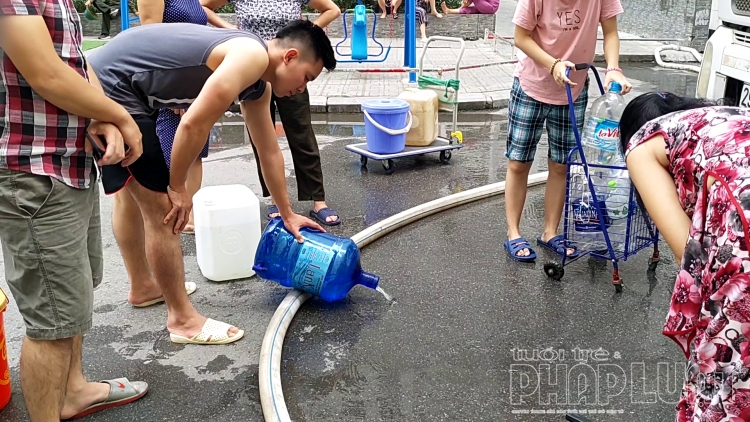Dân "méo mặt" vì nước sạch miễn phí vẫn có mùi lạ