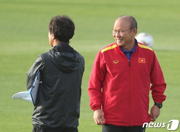 bao han quoc thay park luong 50000 usd lich lam viec khung khiep