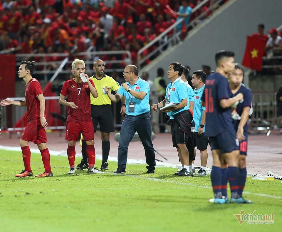 bao han quoc thay park luong 50000 usd lich lam viec khung khiep