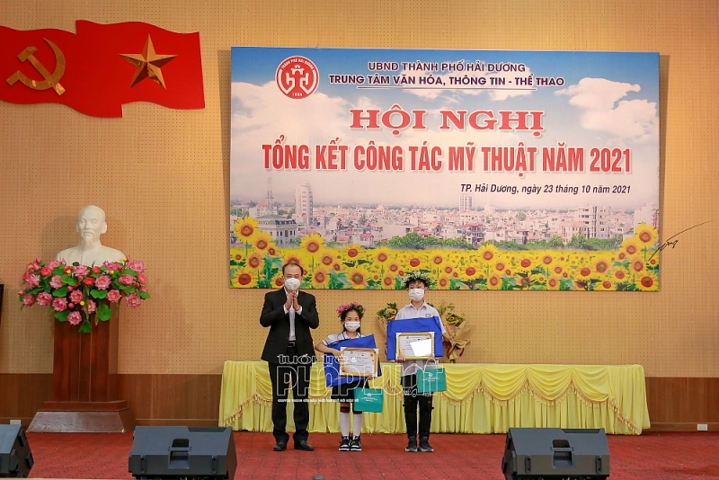 Hải Dương: "Nhận tranh - trao yêu thương" đến với học sinh có hoàn cảnh khó khăn