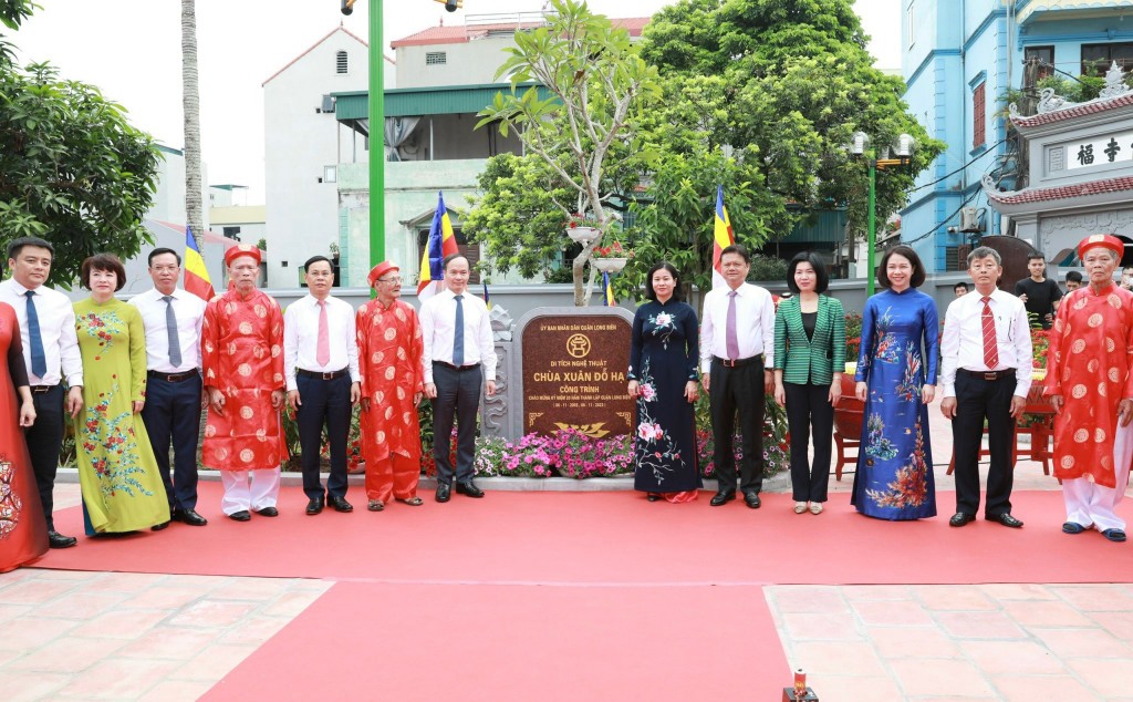 Các đại biểu gắn biển công trình Chùa Xuân Đỗ Hạ (phường Cự Khối, quận Long Biên)