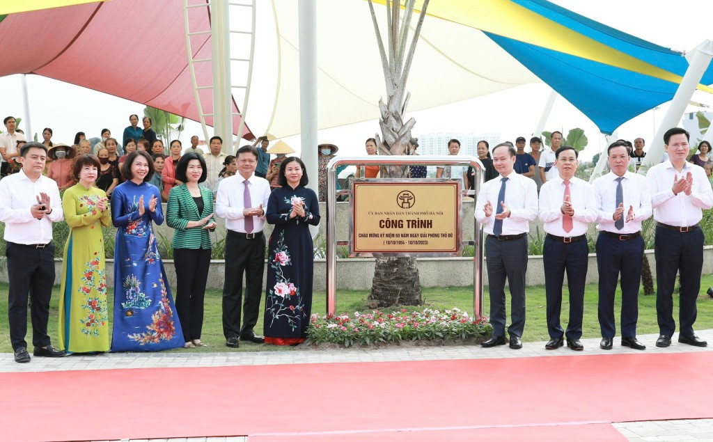 Gắn biển công viên 190 tỷ đồng chào mừng 20 năm thành lập quận Long Biên