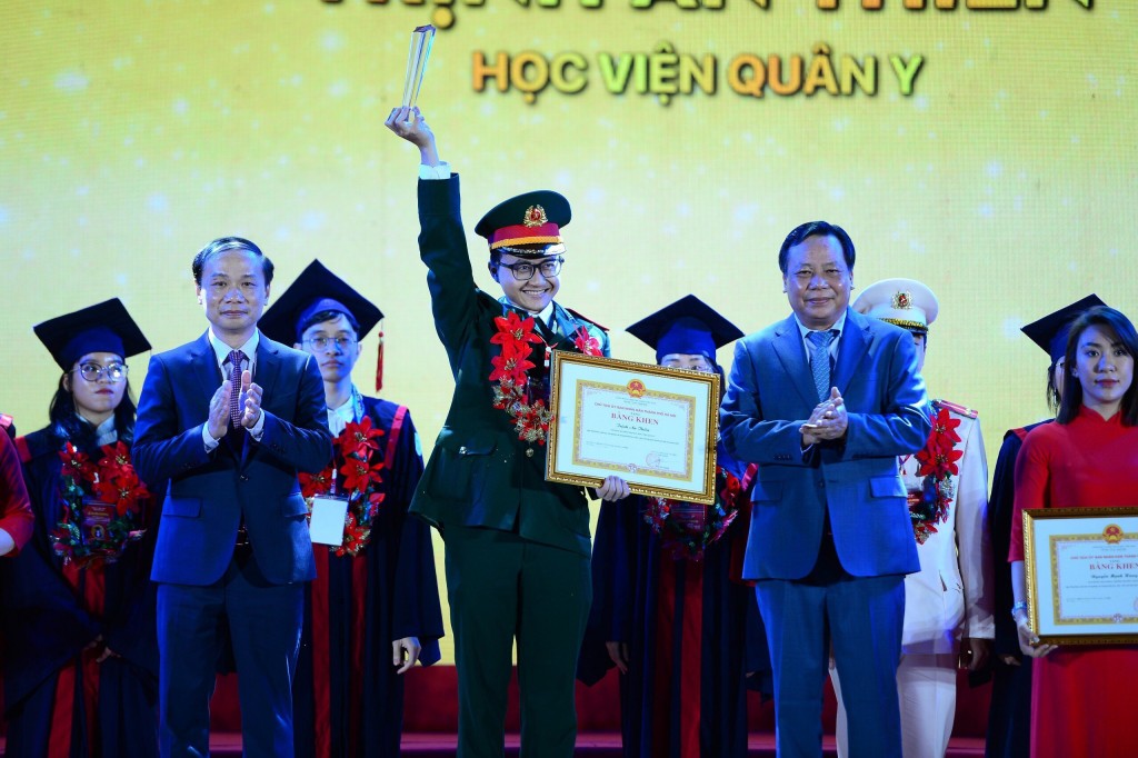 Trịnh An Thiên trong Lễ Tuyên dương Thủ khoa xuất sắc tốt nghiệp