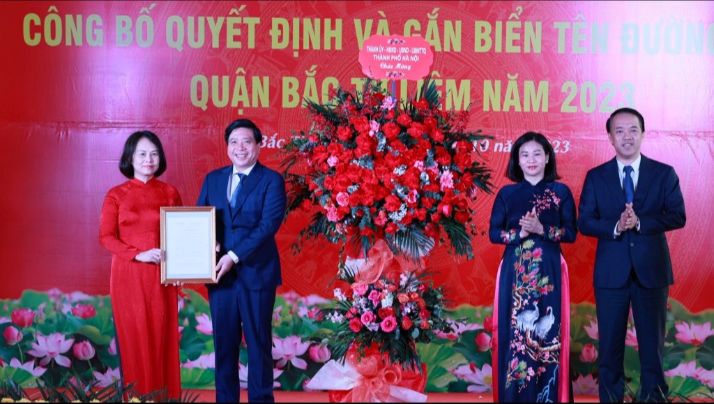 Đồng chí Nguyễn Thị Tuyến - Phó Bí thư Thường trực Thành ủy Hà Nội trao quyết định đặt tên đường tới quận Bắc Từ Liêm