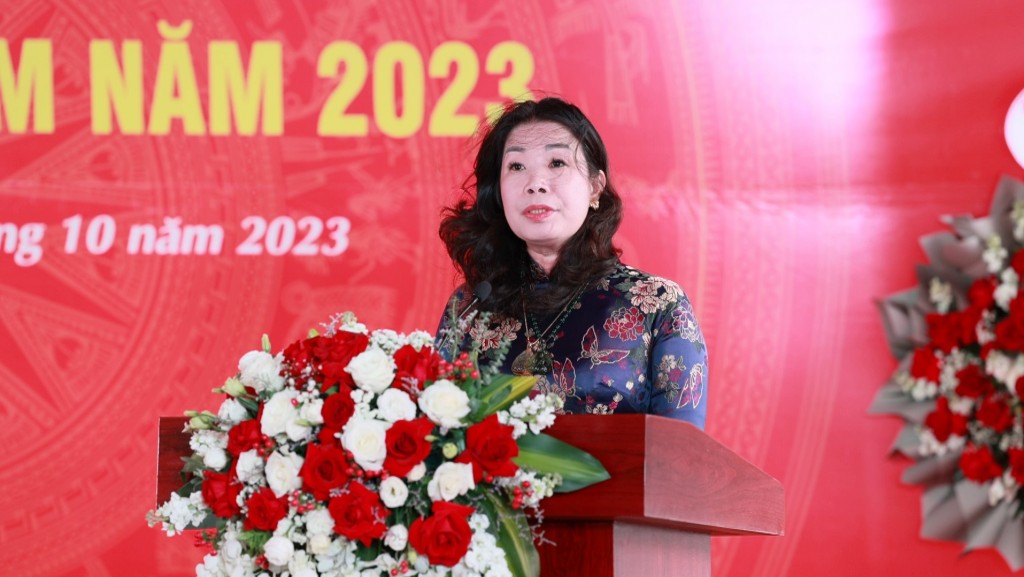 Đồng chí Trần Thị Vân Anh - Phó Giám đốc Sở Văn hóa và Thể thao Hà Nội đọc Quyết định của về việc đặt tên đường