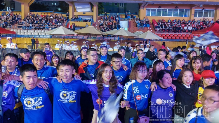 Fan cháy hết mình dưới cơn mưa lạnh trong Lễ vinh danh thành tích bóng đá Thủ đô