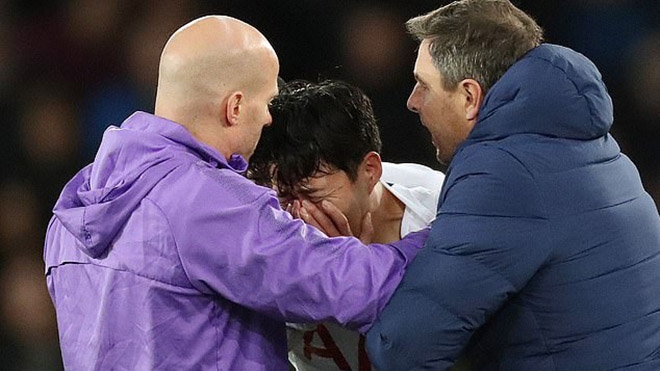 Son Heung Min sốc sau khi làm Gomes gẫy chân