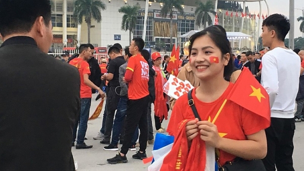 dong nguoi nhuom do cac nga duong ve san van dong my dinh