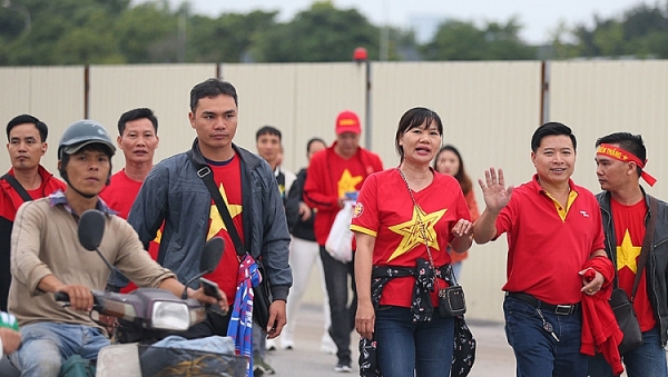 dong nguoi nhuom do cac nga duong ve san van dong my dinh